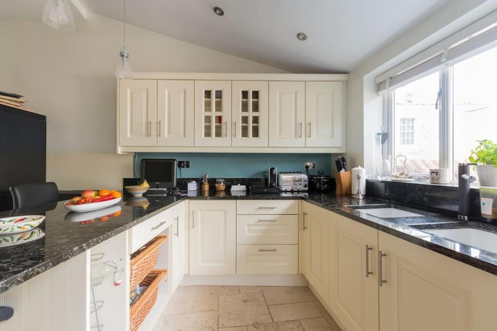 Four Bedroom Townhouse In Famous Suffolks Area Τσέλτενχαμ Εξωτερικό φωτογραφία