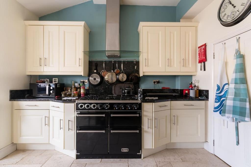 Four Bedroom Townhouse In Famous Suffolks Area Τσέλτενχαμ Εξωτερικό φωτογραφία
